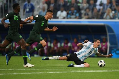 El defensa nigeriano Leon Balogun y el delantero argentino Angel Di Maria luchan el balón.