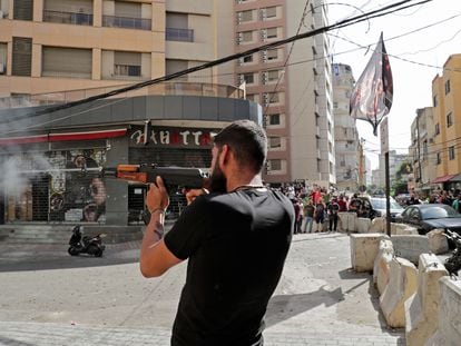 Un hombre dispara su arma en el barrio de Tayuné durante los enfrentamientos este jueves en Líbano.