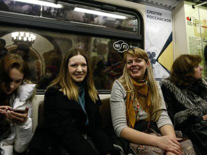 J&oacute;venes rusas viajan en el metro de Mosc&uacute;, el pasado 24 de marzo.