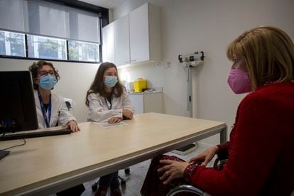 Las oncólogas Teresa Macarulla y Helena Verdaguer atienden a María Belén Villalonga en una consulta del Hospital Vall d'Hebron