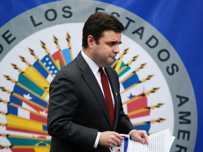 Ricardo Zúñiga en una conferencia de prensa que ofreció el 7 de abril en San Salvador.