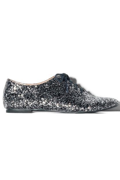 Si quieres llevar los mismos zapatos que la cantante de country Taylor Swift, hazte con este blúcher glitter plateado de Vince Camuto. Su precio es de 99 euros aprox.