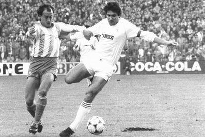 Martín disputa el balón a Santillana en un momento del partido.