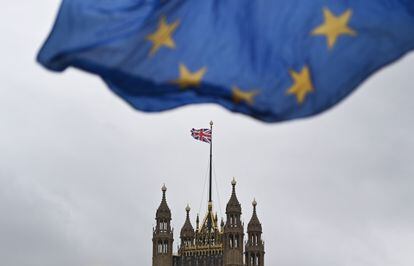 Una bandera de la UE ondea cerca del Parlamento británico, en Londres.