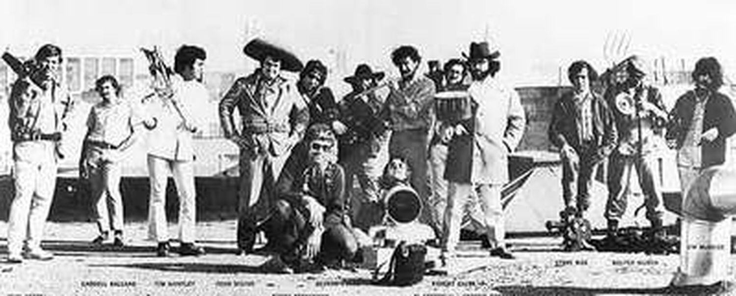 Los fundadores de Zoetrope, en 1971. El grupo incluye a John Milius (con sombrero mexicano), George Lucas (con sombrero, en el centro y al fondo), Coppola (con sombrero vaquero) y Walter Murch (con gorra, a la derecha).