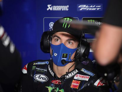 El piloto de MotoGP Maverick Viñales, todavía de Yamaha descansa en su garaje durante unos entrenamientos.
