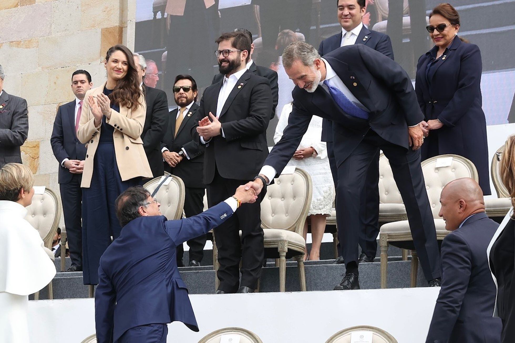 El Rey Felipe VI saluda al recién investido presidente de Colombia, Gustavo Petro.