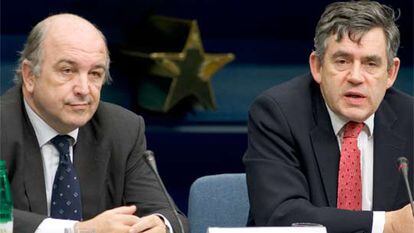 El comisario de Asuntos Económicos, Joaquín Almunia (izquierda), y el ministro de Economía británico, Gordon Brown, atienden a la prensa en Bruselas.