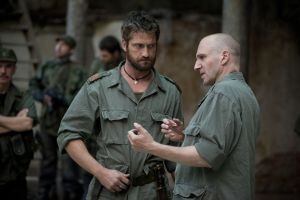 Gerard Butler (izquierda) junto a Ralph Fiennes (derecha) durante el rodaje de 'Coriolanus'.