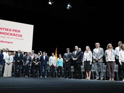 Puigdemont i membres dels partits independentistes en un acte pel referèndum.
