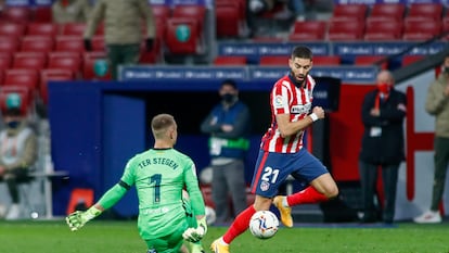 Yannick Carrasco supera a Ter Stegen antes de marcar a puerta vacía el tanto que le dio la victoria del Atlético ante el Barcelona este sábado.