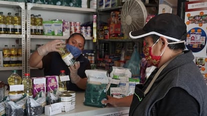 Una mujer compra productos de la canasta básica distribuidos por Segalmex.