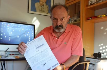 El fotógrafo Pedro Corro muestra la carta en la que se le notifica la negativa a su jubilación