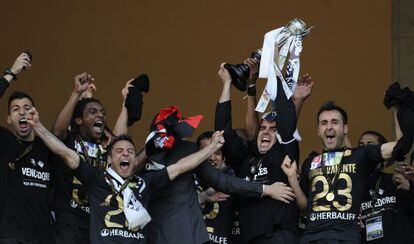 Los jugadores del Academica celebran la Copa de Portugal.