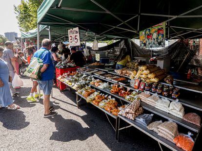 Un puesto de frutos secos en un mercadillo al aire libre, a 31 de julio de 2022, en el distrito de Tetuán, Madrid (España).