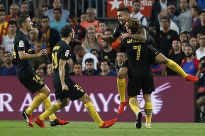 Griezmann celebra con Correa el gol del empate ante la mirada de Gabi y Juanfran