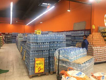 Pasillo repleto de la marca de agua boicoteada Sidi Ali, en oferta de precio, en un supermercado Marjane, de Rabat, el martes 1 de mayo.