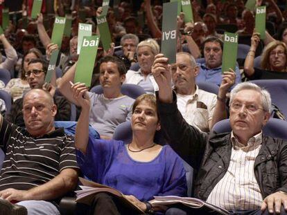 El coordinador de Aralar Patxi Zabaleta (derecha), Rebeka Ubera y Chencho Jiménez, durante la asamblea celebrada este sábado en Pamplona.