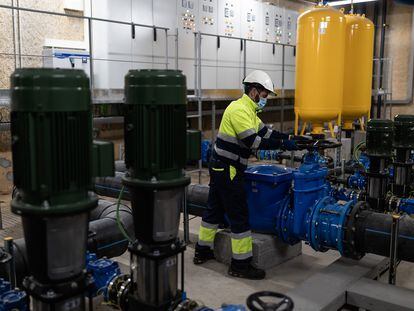 Un técnico realiza el mantenimiento de uno de los depósitos de aguas freáticas de Barcelona, en una imagen de archivo.