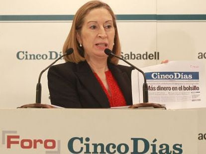 La ministra de Fomento, Ana Pastor, durante su ponencia en uno de los Foros Cinco D&iacute;as.