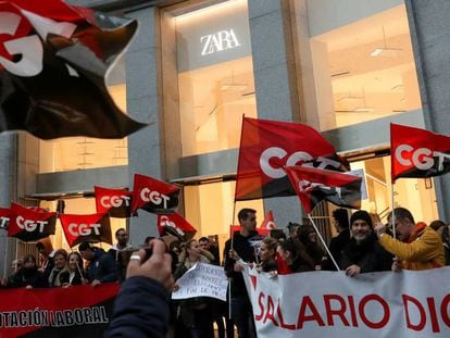 Imagen de archivo del pasado 24 de noviembre de una protesta de CGT a las puertas de la tienda de Zara en Plaza España, Madrid.