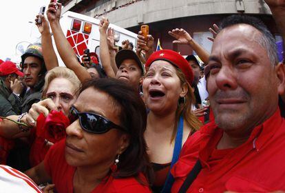 El pueblo de Venezuela llora al ver pasar el féretro de Hugo Chávez a su salida del Hospital Militar de Caracas rumbo a la Academia Militar donde tendrá lugar las honras fúnebres.