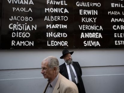 Mural con el nombre de los asesinados en el atentado de 1994.