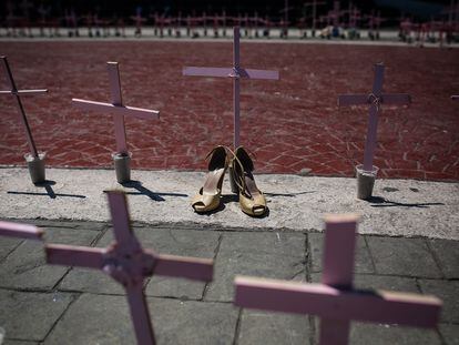 Campo de cruces como protesta contra los feminicidios en el municipio de Ecatepec (México) en marzo de 2016.