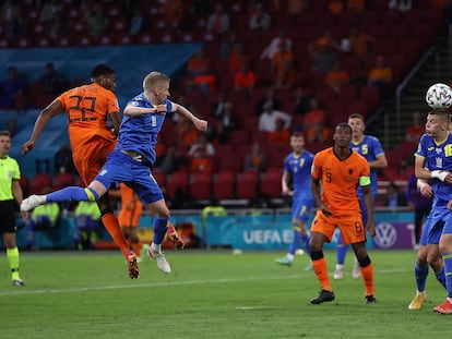 Dumfries marca de cabeza el gol de la victoria de Países Bajos.