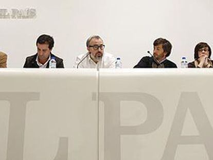 De izquierda a derecha Julio Alonso, David Cierco, Alex de la Iglesia, César Calderón, Paloma Llaneza y el redactor jefe de Cultura de EL PAÍS, Borja Hermoso, que moderó el coloquio