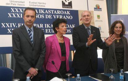 Iñaki Goirizelaia, (segundo por la derecha) junto a Isabel Celaá, ayer en San Sebastián, en la presentación de los Cursos de Verano. 