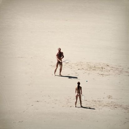 Nudistas en una playa asturiana.