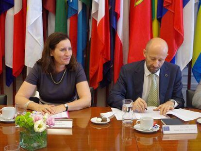 La directora para las Américas de la UE, Edita Hrdá, y el encargado de negocios de la delegación de la UE en Buenos Aires, François Roudie.