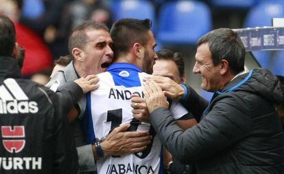 Gaizka Garitano y su auxiliar Patxi Ferreira se abrazan a Andone tras un gol del Deportivo.