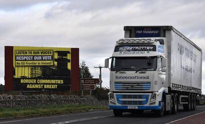 Un camión de mercancías cruza la frontera en Irlanda del Norte el 9 de octubre de 2018.