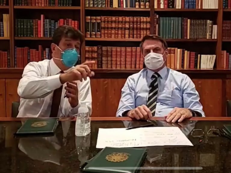 Jair Bolsonaro, en cuarentena por haber estado en contacto con una persona con coronavirus, en una retransmisión en Facebook, este jueves.