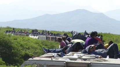 Migrantes viajan encima del tren conocido como La Bestia en Ixtepec (México), en junio de 2014.