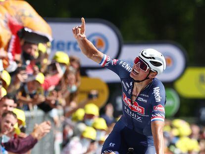 Van der Poel señala al cielo, a Poulidor, al ganar la etapa.