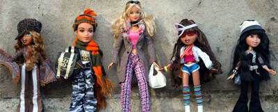 Cuatro muñecos Bratz rodean a una Barbie en un escaparate de Londres.