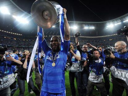 Drogba levanta el trofeo de la Champions.