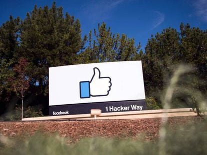 El símbolo de Facebook en la entrada de la sede de la compañia en Menlo Park en una foto de noviembre de 2016. 