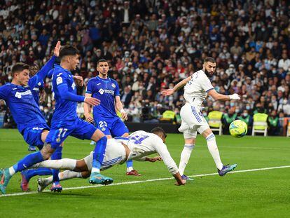Casemiro se lanza en plancha para marcar de cabeza el primer gol del Madrid al Getafe. Getty