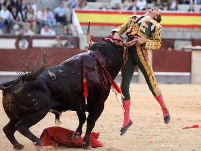 El último toro de la tarde empitona a Israel Lancho