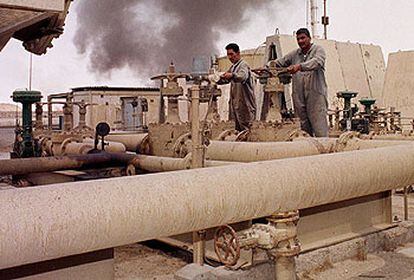 Trabajadores iraquíes accionando las ruedas de las válvulas de un oleoducto en una refinería al noroeste de Bagdad.

Boca antiincendios de Al Dowra.