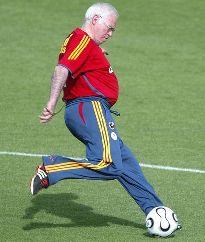 Luis Aragonés golpea el balón en un entrenamiento con la selección española en 2004.