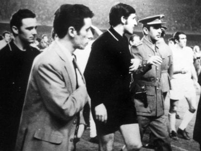 Guruceta, sale escoltado tras el polémico penalti en el Camp Nou, en 1970. (RAFA SEGUÍ)