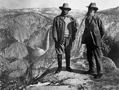 Theodore Roosevelt (izquierda) y el naturalista John Muir contemplan Yosemite desde el Glacier Point, en 1903. 