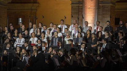 El director Bogdan Plish (en el centro, con camisa negra adornada) junto a los integrantes del coro de la Ópera Nacional de Ucrania, el 14 de julio durante su concierto en Loreto.