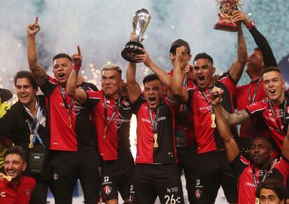 Los jugadores del Atlas celebran su segunda Liga MX de toda su historia, en el estadio Jalisco.