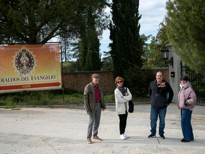 Vecinos de la urbanización de Los Cortijos, en Sevilla la Nueva, frente a los terrenos de los Heraldos del Evangelio.